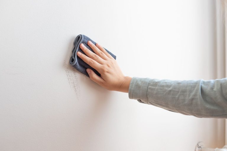 cara membersihkan noda di dinding
